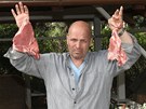 Zdenk Pohlreich ukazuje, jak má (na fotografii vlevo) a nemá (vpravo) vypadat T-bone steak.