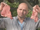 Vlevo správný T-bone steak, vpravo kus masa, který za T-bone steak nkteí "ezníci" jen vydávají. 