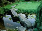 Pokud jednotlivé zóny na zahrad oddlíte vodní plochou, nabízí se celá ada moností, jak vyeit její pechod. Ilustraní foto