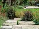 Kamenné desky vám mohou v zahrad pomoci pehradit vodní plochu i vytvoit pohodlné schodit, které bude lákat i k posezení. Ilustraní foto