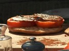 Na opeený italský chléb polote plátky rajat, ochute, navrch pidejte opeenou slaninku. 