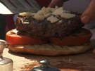 Na slaninku u mete poloit propeený burger, který posypte hoblinkami nebo kousky parmazánu. 