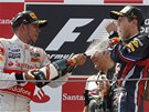 NEJLEPÍ DVA. Lewis Hamilton stíká ampaské na Sebastiana Vettela, který vyhrál Velkou cenu panlska.
