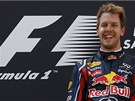 HYMNA PRO VÍTZE. Sebastian Vettel poslouchá nmeckou hymnu po Velké cen panlska.
