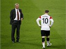 NESNESITELN EKN. Alex Ferguson (vlevo) a Wayne Rooney (oba Manchester United) ekaj, a si po prohranm finle Ligy mistr budou moct pro pamtn medaili.