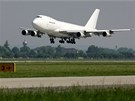 Boeing 747 Jumbo p�ist�v� na Leti�ti Leo�e Jan��ka v Mo�nov�.