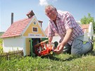 Jií Bauer si na své zahrad po sázce s kamarády postavil zmenený model vesnice Pleovice, nechybí v nm ani hasiská zbrojnice. 