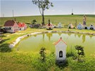 Jií Bauer si na své zahrad po sázce s kamarády postavil zmenený model vesnice Pleovice, nechybí v nm ani hospoda. 