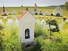 Jií Bauer si na své zahrad po sázce s kamarády postavil zmenený model vesnice Pleovice. 