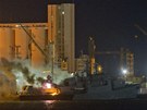 V tripolském pístavu hoela libyjská válená lo, zasáhla ji stela NATO