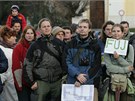 Protestn� demonstrace asi �ty� stovek obyvatel m�sta Z�b�eha na �umpersku proti...