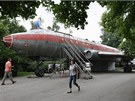 Známé olomoucké letadlo, sovtský Tupolev TU-104A, které stojí u bazénu od roku...