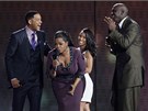 Michael Jordan (vpravo) se spolen s Willem Smithem a Jadou Pinkett Smithovou zúastnil rozlukové show moderátorky Oprah Winfreyové (ve fialovém).