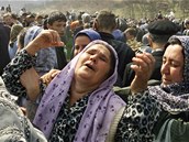 Bosensk muslimky plou na pohbu stovek nov identifikovanch obt masakru...