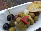 Olivy v domcm nlevu - delikatesy z Andalusie.
