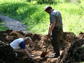 Archeologové a kriminalisté pátrají po levé a pravé straně Zlatého potoka po dalších obětech poválečného násilí v Dobroníně v lokalitě U Viaduktu.