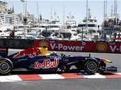 V PSTAVU. Sebastian Vettel z Red Bullu si bhem volnho trninku mohl prohldnout i jachty kotvc v monackm pstavu.
