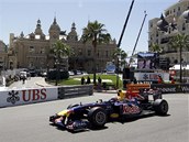 PAK SE STAVM NA RULETU. Mark Webber z Red Bullu projd kolem slavnho kasina bhem tetho volnho trninku ped Velkou cenou Monaka.