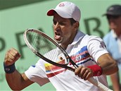 JO! Novak Djokovi se raduje z spnho deru bhem utkn se Del Potrem na Roland Garros.