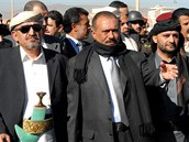 Prezident Al Abdullh Salih (uprosted) se ajchem Sadkem Ahmarem (vlevo) a Himjarem Ahmarem (vpravo) na archivnm snmku (prosinec 2007)