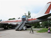 Znm olomouck letadlo, sovtsk Tupolev TU-104A, kter stoj u baznu od roku...
