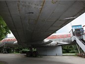 Znm olomouck letadlo, sovtsk Tupolev TU-104A, kter stoj u baznu od roku...