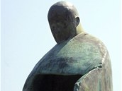 Nov socha Jana Pavla II. pr pipomn Mussoliniho