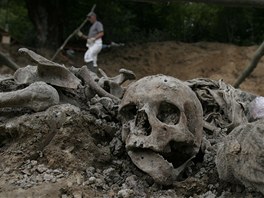 Odkrvn hromadnho hrobu u Srebrenice v roce 2007