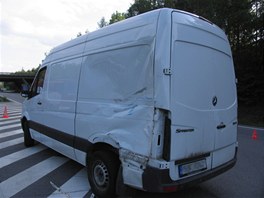 Na silnici I/38 u sjezdu z dlnice D1 na Jihlavsku se v pondl odpoledne srazila motorka s dodvkou. Jeden lovk na mst zemel.