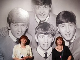 Na vernisi vstavy Beatlemnie v Dietrichsteinskm palci v Brn se nvtvnci naden fotografovali ped ob podobiznou The Beatles.