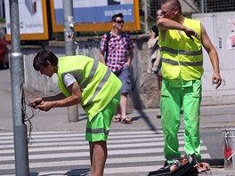 Opravy semaforu na mst tragick srky trolejbusu a tramvaje v Brn na kiovatce ulic Lesnick a Provaznkova.