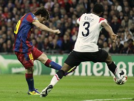 NPAH...A GL! Lionel Messi stl pes obrnce Evru, m za chvli zapadne do branky Manchesteru.