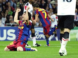RADOST A SMUTEK. Hri Barcelony v ele s Messim (vlevo) se raduj, jejich soupei z Manchesteru naopak neskrvaj zklamn.