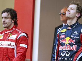 VEKAJC VRAZ. Nmec Sebastian Vettel (vpravo) vybojoval vtzstv ve Velk cen Monaka, Fernando Alonso skonil druh. 