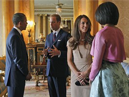 Barack Obama a jeho manželka Michelle hovoří v Buckinghamském paláci s princem...