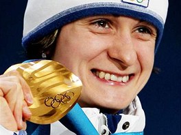 Rychlobrusla�ka Martina Sáblíková se zlatou olympijskou medailí za vít�zství na...