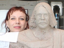 Sochařka Gabriela Maňáková vytvořila sochu Jaromíra Nohavici.
