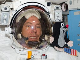 Krteček ve vesmíru na ramenou astronauta Andrewa Feustela 