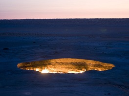 Brána do pekla - kráter v poušti Karakum v Turkmenistánu, ve kterém hoří zemní plyn