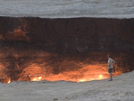 Brána do pekla - kráter v poušti Karakum v Turkmenistánu, ve kterém hoří zemní plyn
