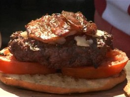 Na burger s kousky parmaznu se nerozpakujte pidat dal opeen pltek slaninky. Zle na va chuti.