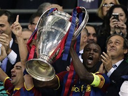 Eric Abidal z Barcelony s trofej pro vtze Ligy mistr.