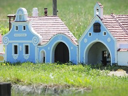 Ji Bauer si na sv zahrad po szce s kamardy postavil zmenen model vesnice Pleovice. 