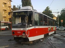 Pi srce tramvaje s trolejbusem se v Brn zranilo patnct lid, jeden lovk zemel.