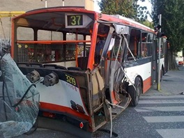 Pi srce tramvaje s trolejbusem se v Brn zranilo patnct lid, jeden lovk zemel.