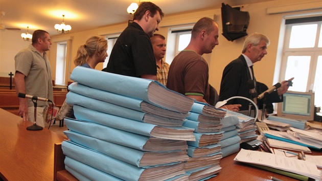 Mlnický soud eí pípad, ve kterém je dvacet obvinných.