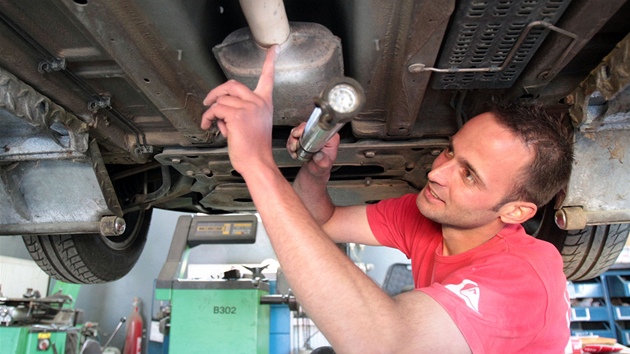 Automechanik Martin Balík z Malé Hra�tice ukazuje na místo, kde zlod�ji od�ezávají katalyzátor z výfuku.