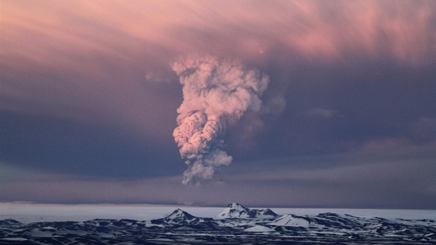 Z islandské sopky Grímsvötn stoupá sloup dýmu a popela. (21. května 2011)