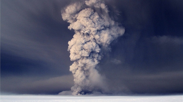 Z islandské sopky Grímsvötn stoupá sloup dýmu a popela (21. května 2011)