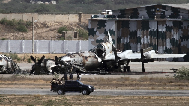 Zniené letadlo na základn pákistánského námoního letectva v Karáí (23. kvtna 2011)